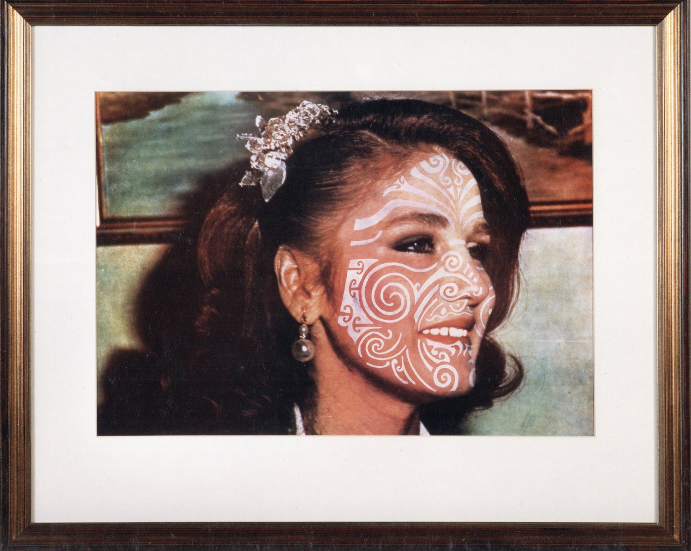 De Prinses, 1989 - a framed portrait of a smiling woman whose face is covered in white spiral patterns.